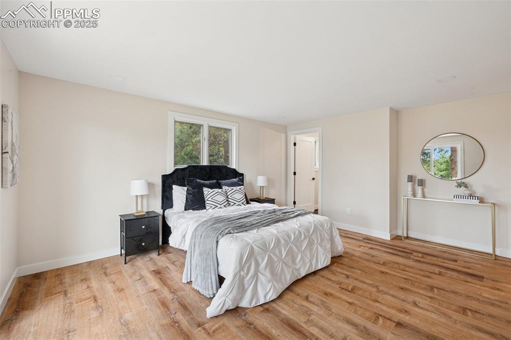 Image 16 of 32: Bedroom