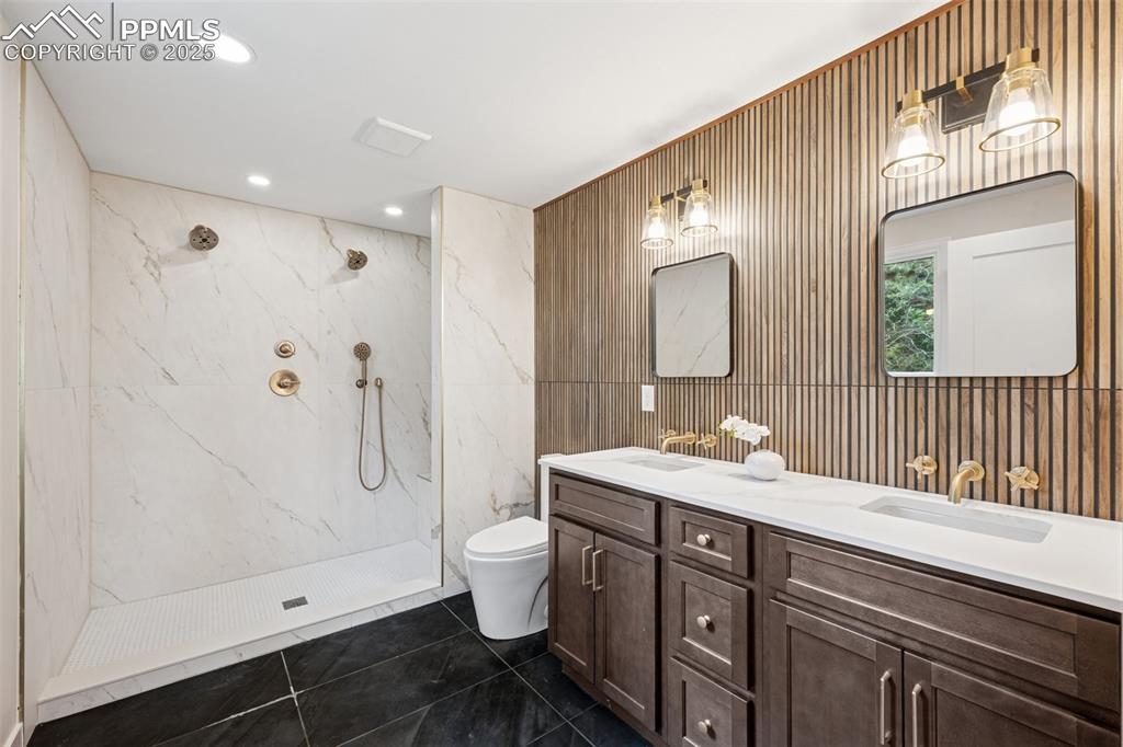Image 17 of 32: Bathroom