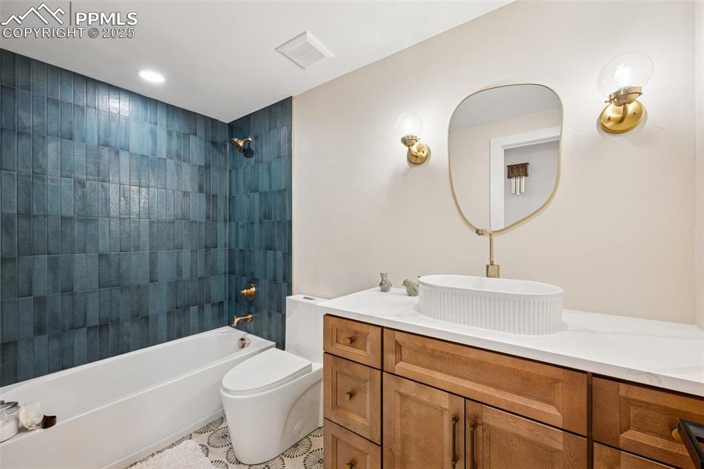 Image 20 of 32: Bathroom