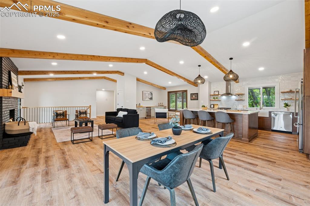 Image 7 of 32: Dining Area