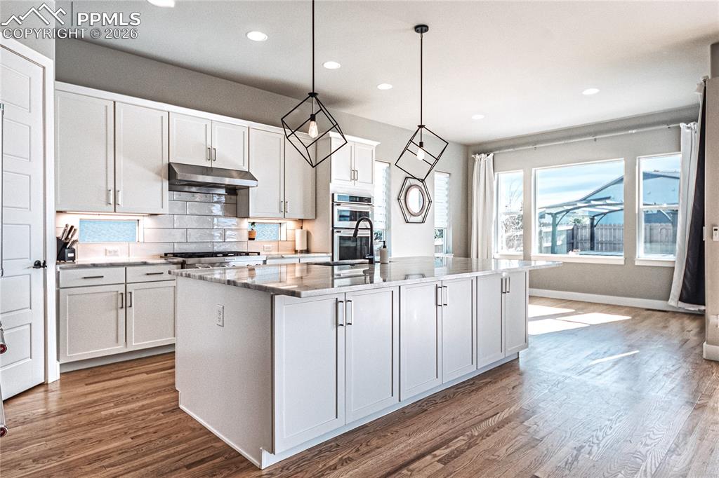 Image 11 of 47: Kitchen