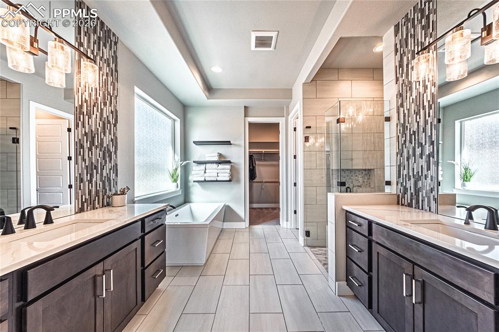 Image 20 of 47: Bathroom