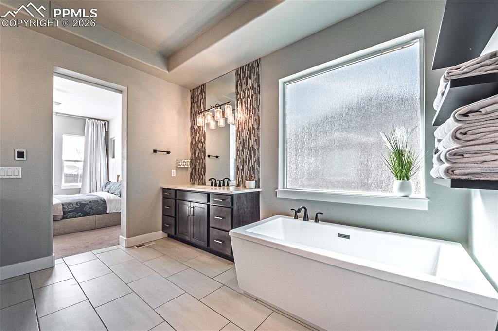 Image 21 of 47: Bathroom