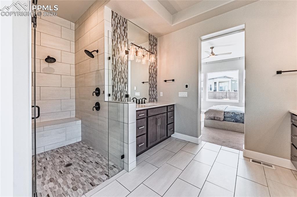 Image 24 of 47: Bathroom