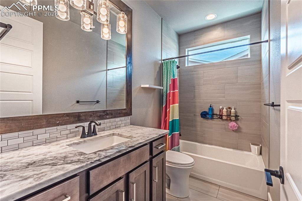 Image 28 of 47: Bathroom