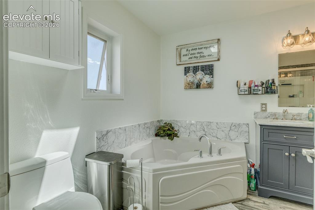 Image 19 of 46: Bathroom