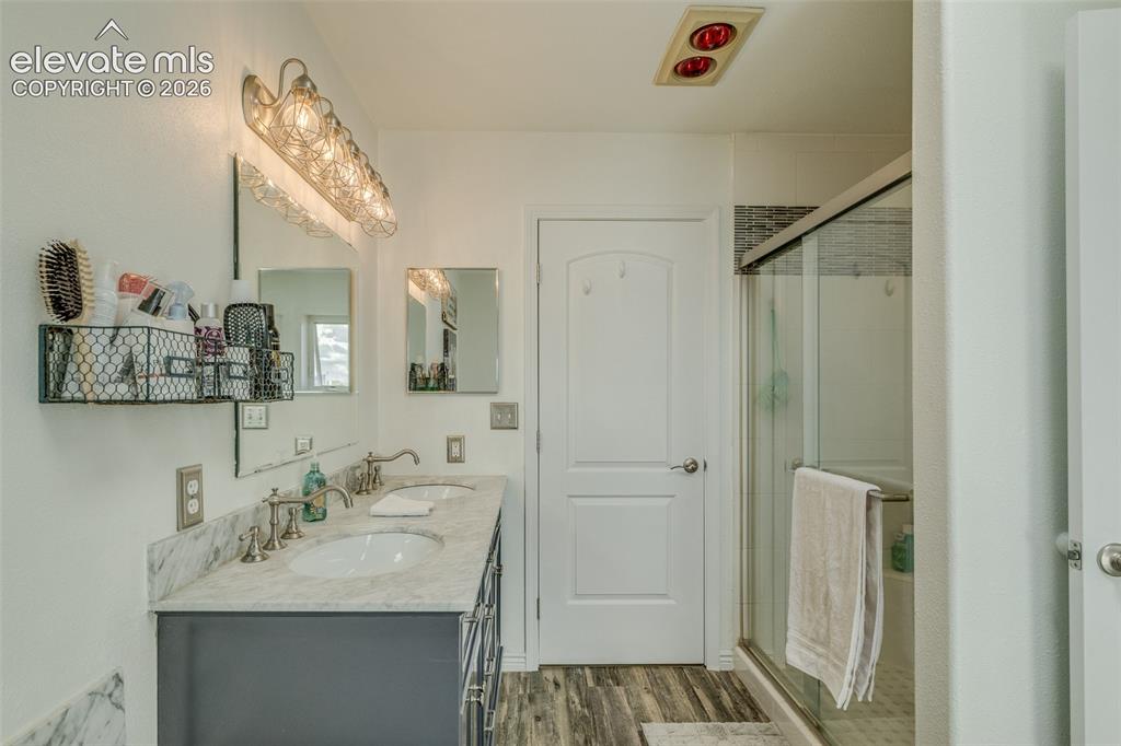 Image 21 of 46: Bathroom