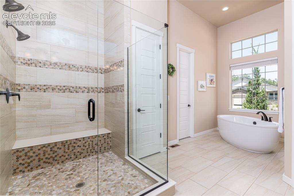 Image 17 of 46: Bathroom