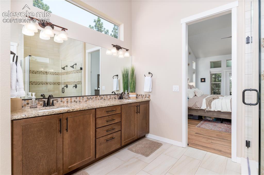 Image 18 of 46: Bathroom