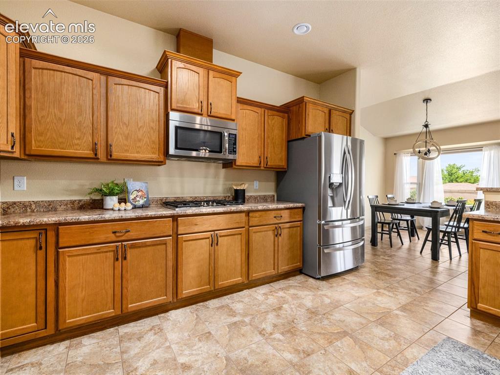 Image 10 of 50: Kitchen