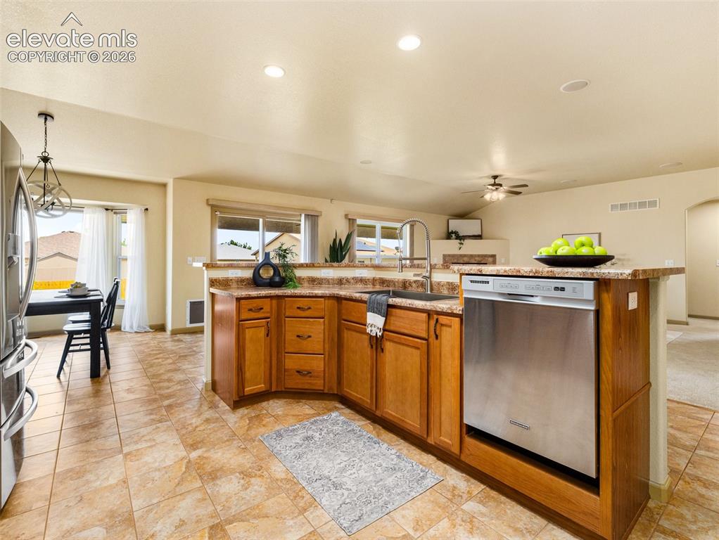 Image 12 of 50: Kitchen