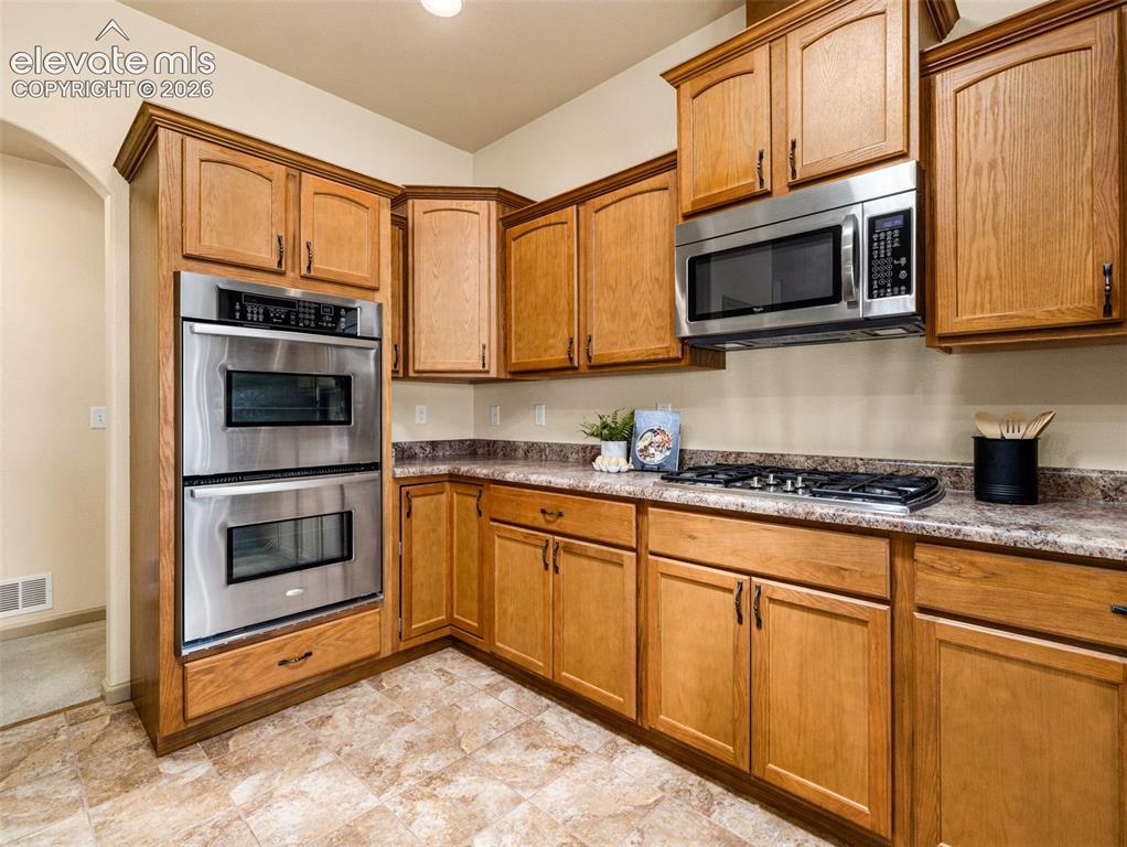 Image 13 of 50: Kitchen