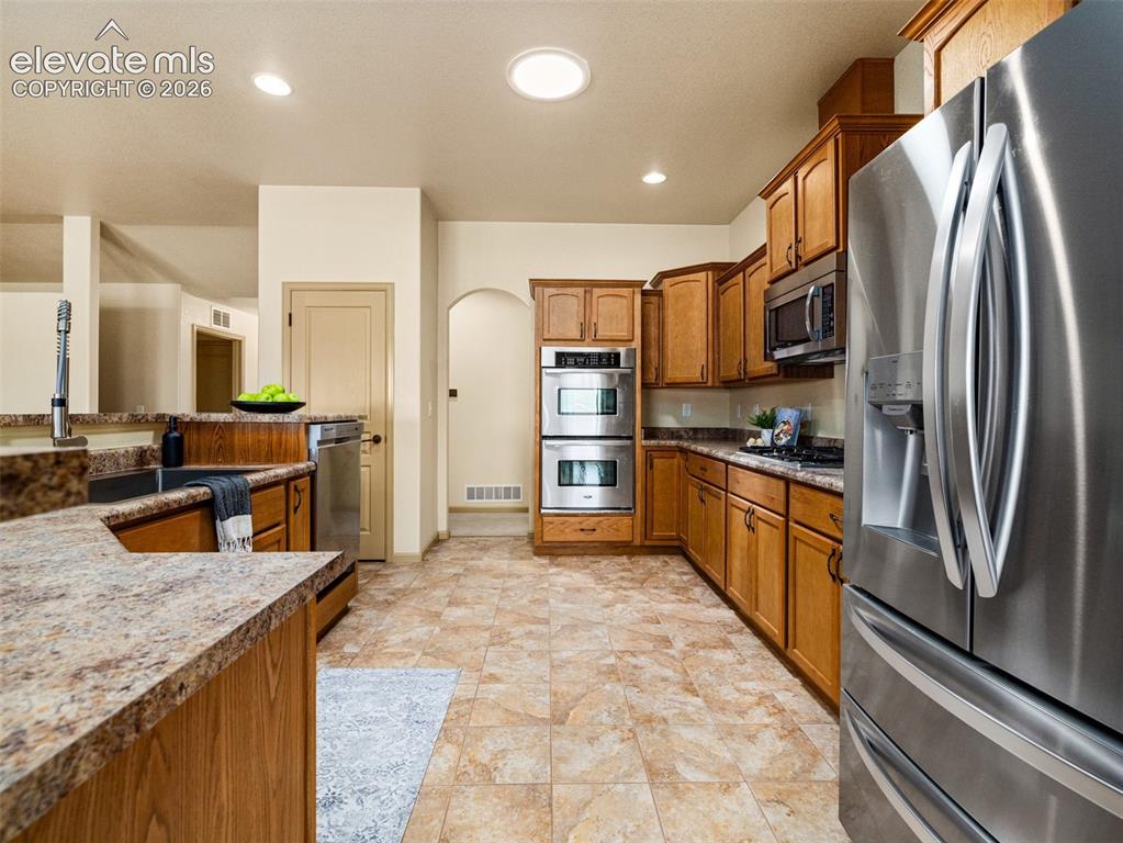 Image 14 of 50: Kitchen