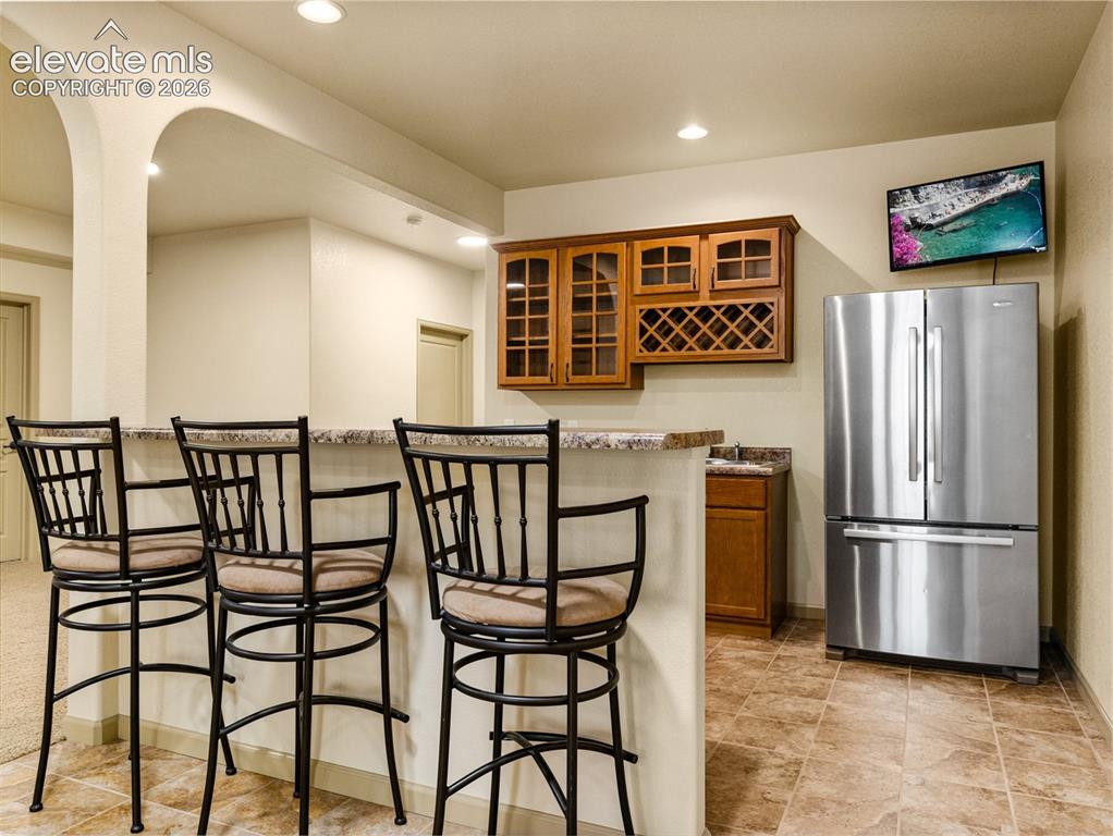 Image 38 of 50: Full wet bar