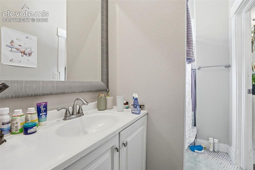 Image 14 of 41: Bathroom
