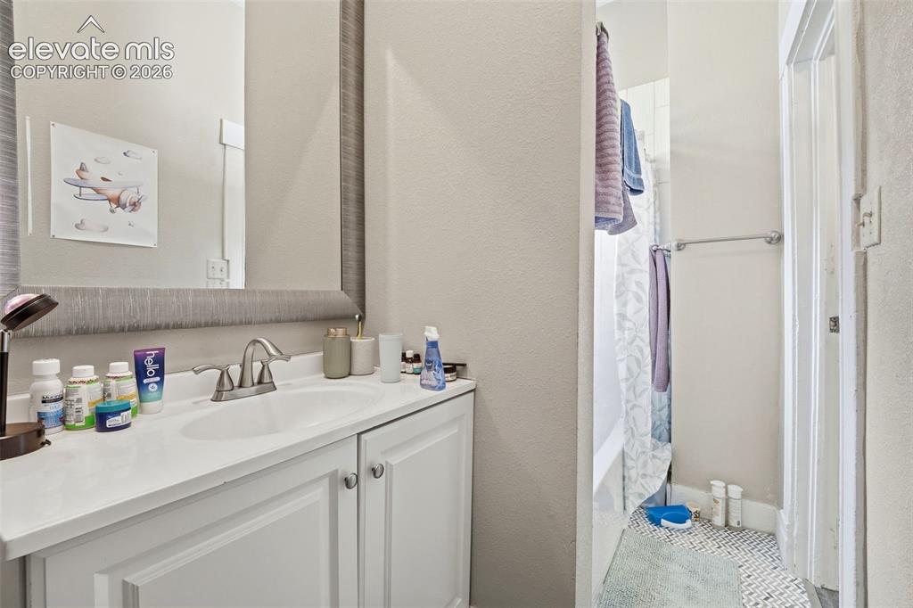 Image 15 of 41: Bathroom