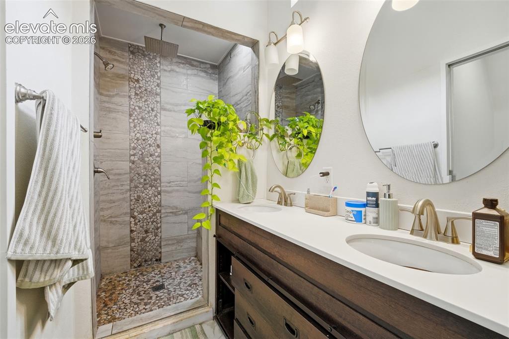 Image 19 of 41: Bathroom