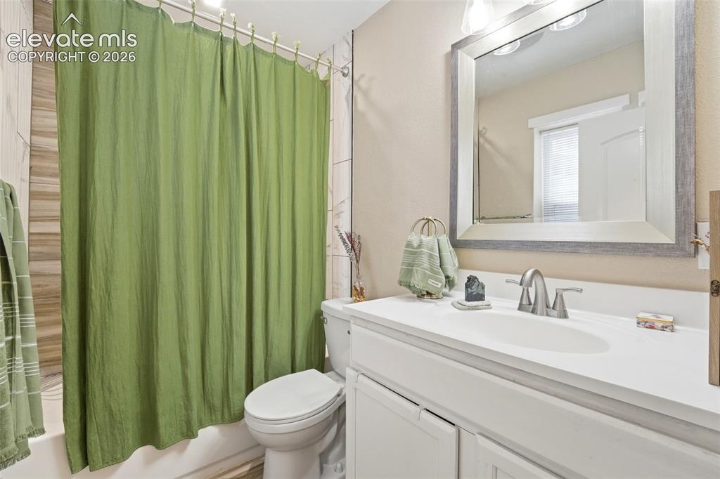 Image 20 of 41: Bathroom