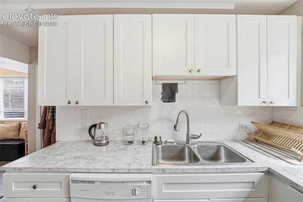 Image 31 of 41: Kitchen