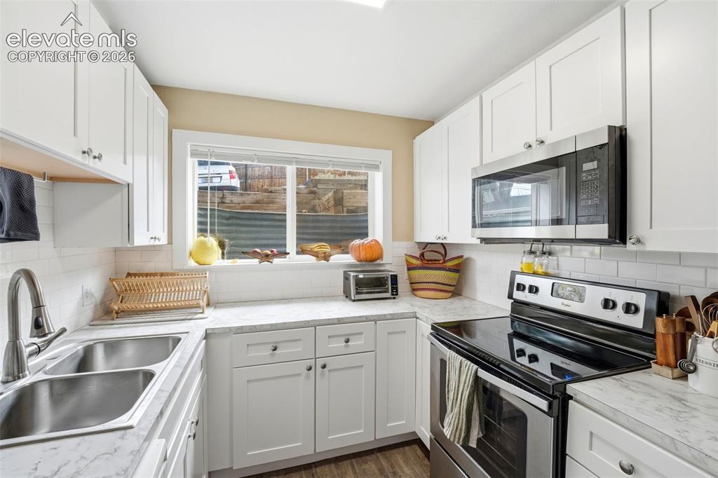 Image 33 of 41: Kitchen