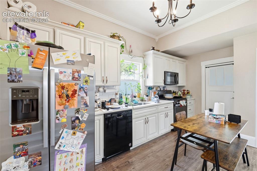 Image 7 of 41: Kitchen