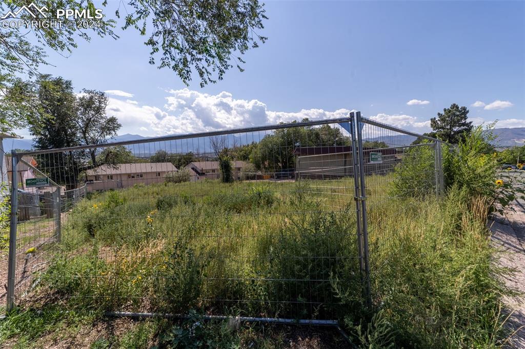 Image 10 of 12: Yard