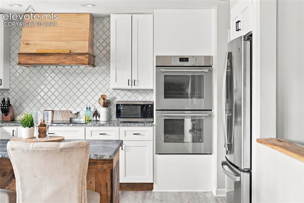 Image 18 of 49: Stainless steel double wall ovens