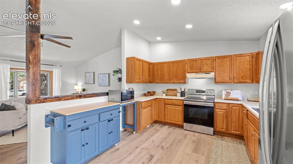 Image 6 of 39: Kitchen