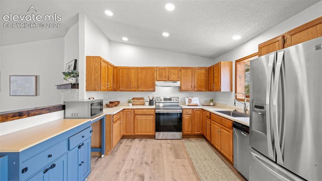 Image 8 of 39: Kitchen