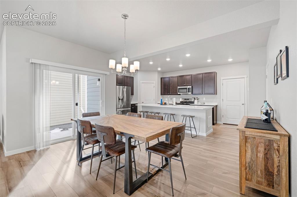 Image 11 of 50: Dining Area