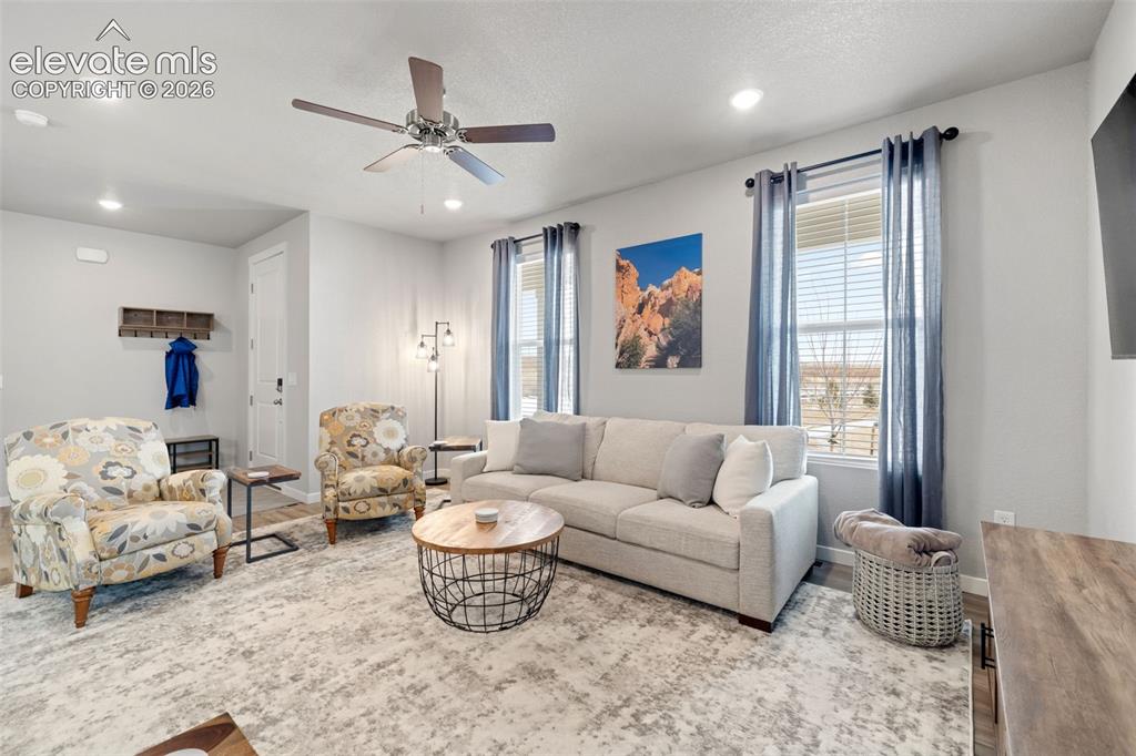Image 8 of 50: Living Room