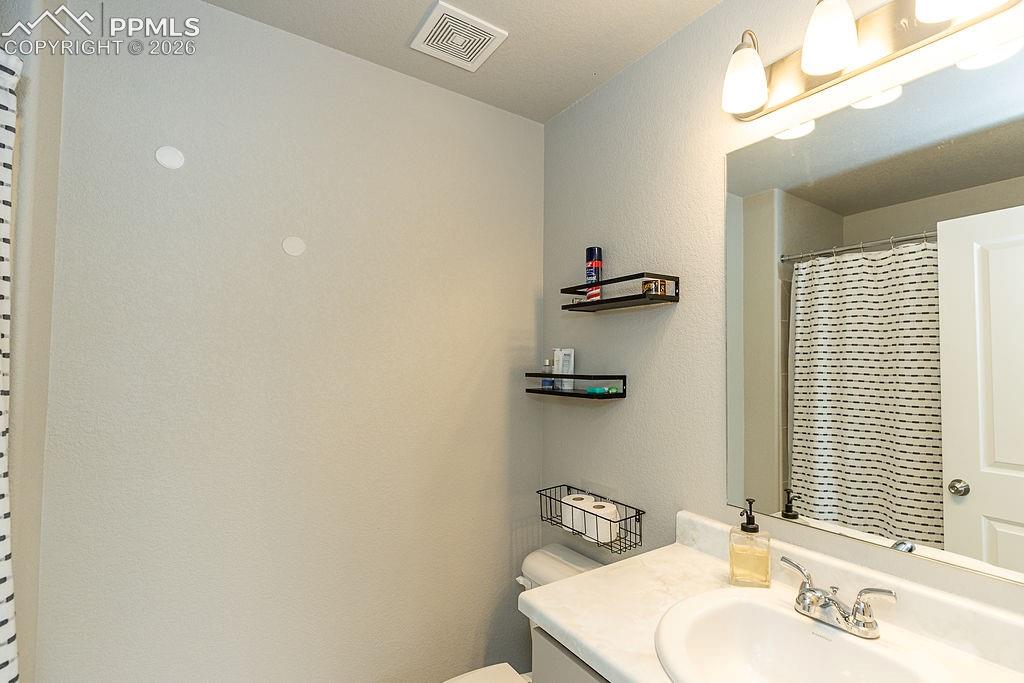 Image 16 of 33: Bathroom