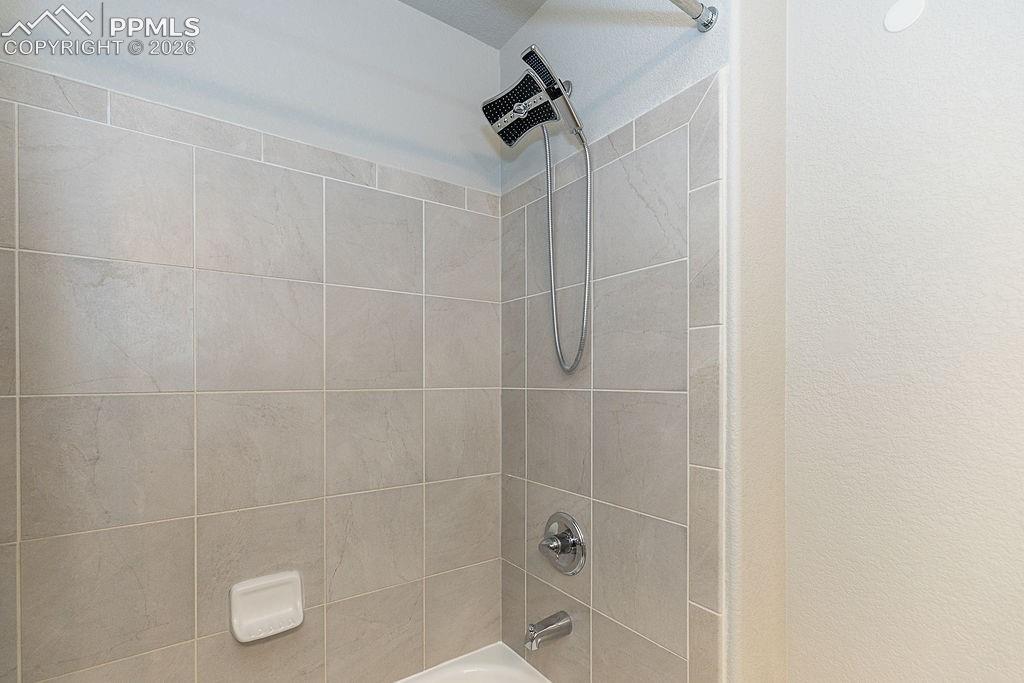 Image 17 of 33: Bathroom