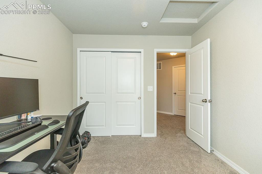 Image 19 of 33: Office