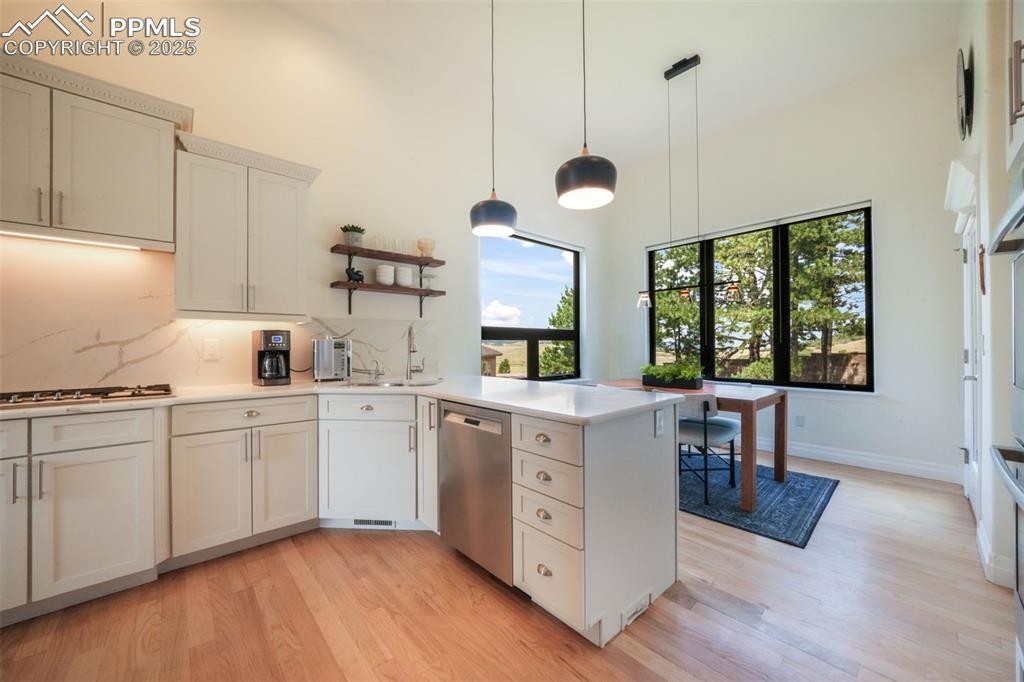 Image 17 of 49: Kitchen