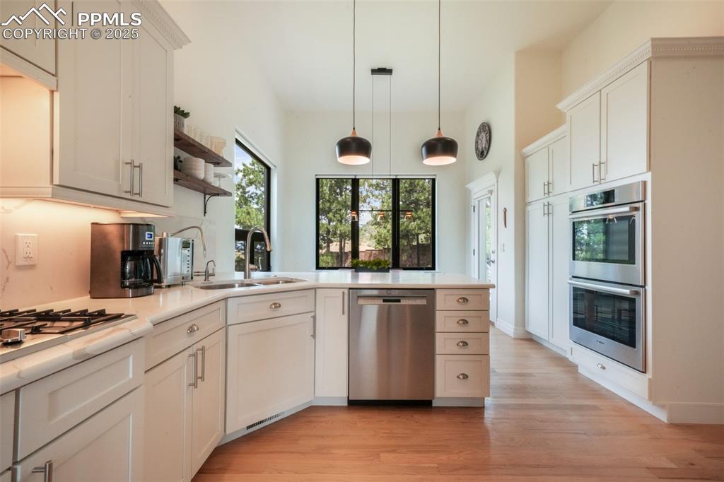 Image 18 of 49: Kitchen