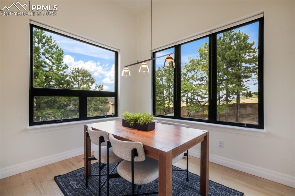 Image 20 of 49: Dining Area