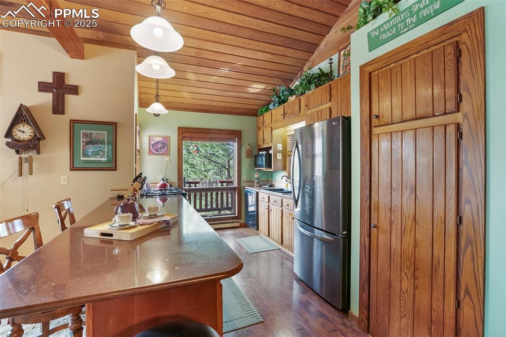 Image 16 of 40: Kitchen