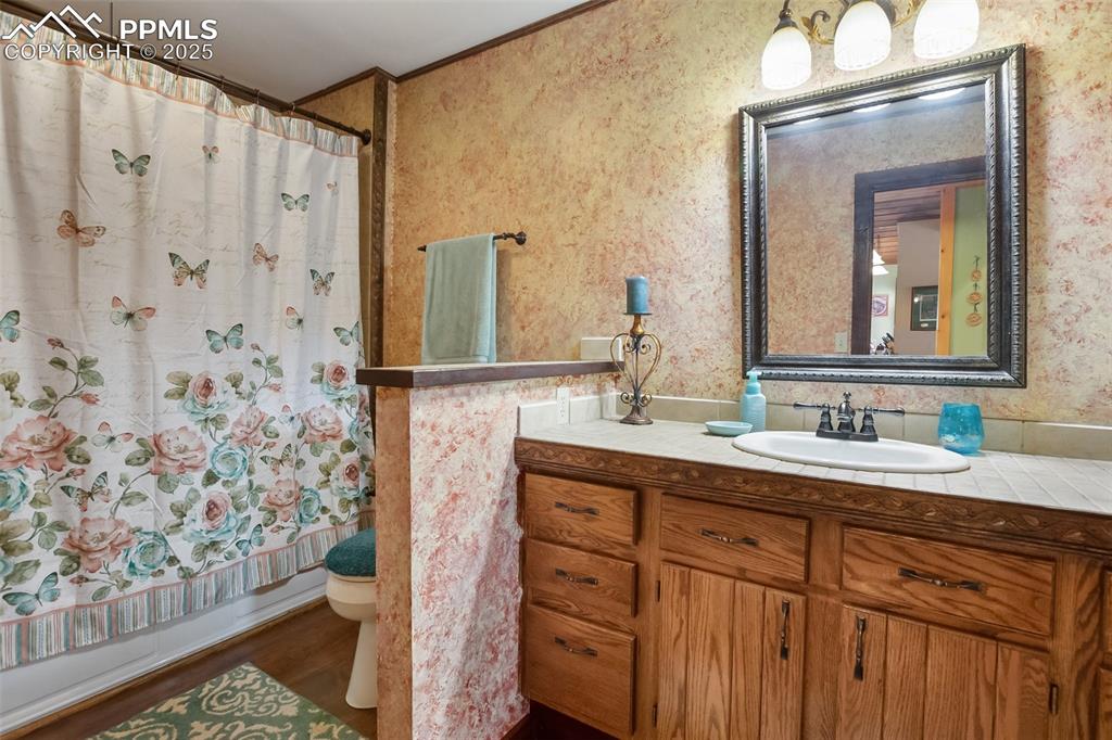 Image 19 of 40: Bathroom