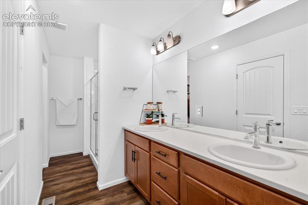 Image 15 of 36: Bathroom
