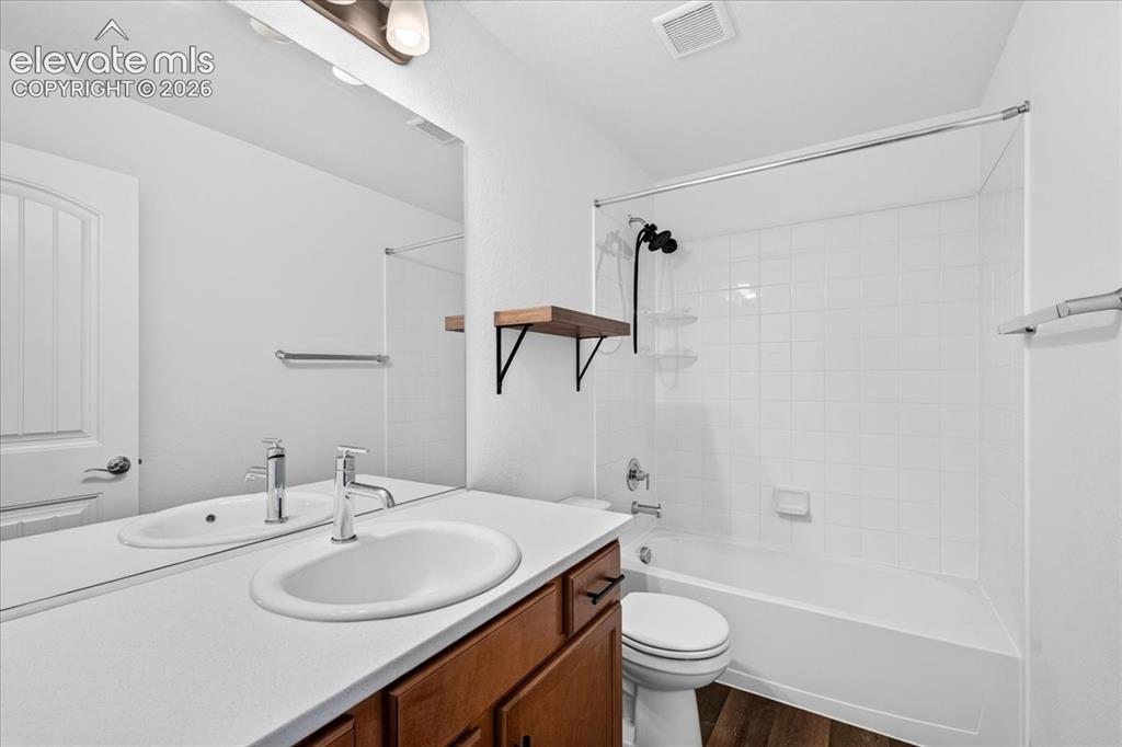 Image 20 of 36: Bathroom