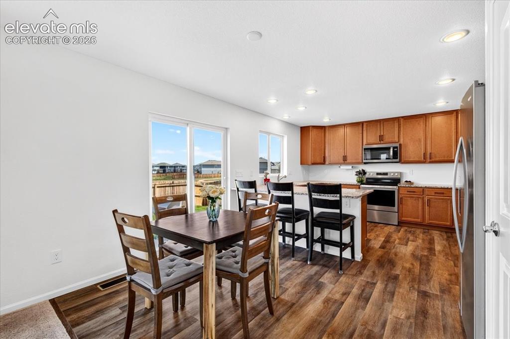 Image 6 of 36: Dining Area