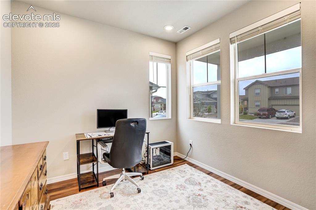 Image 9 of 50: Office