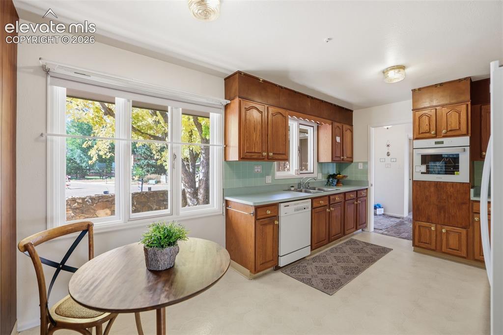 Image 10 of 44: Kitchen