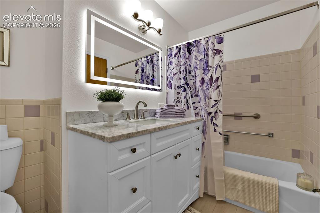 Image 20 of 44: Bathroom