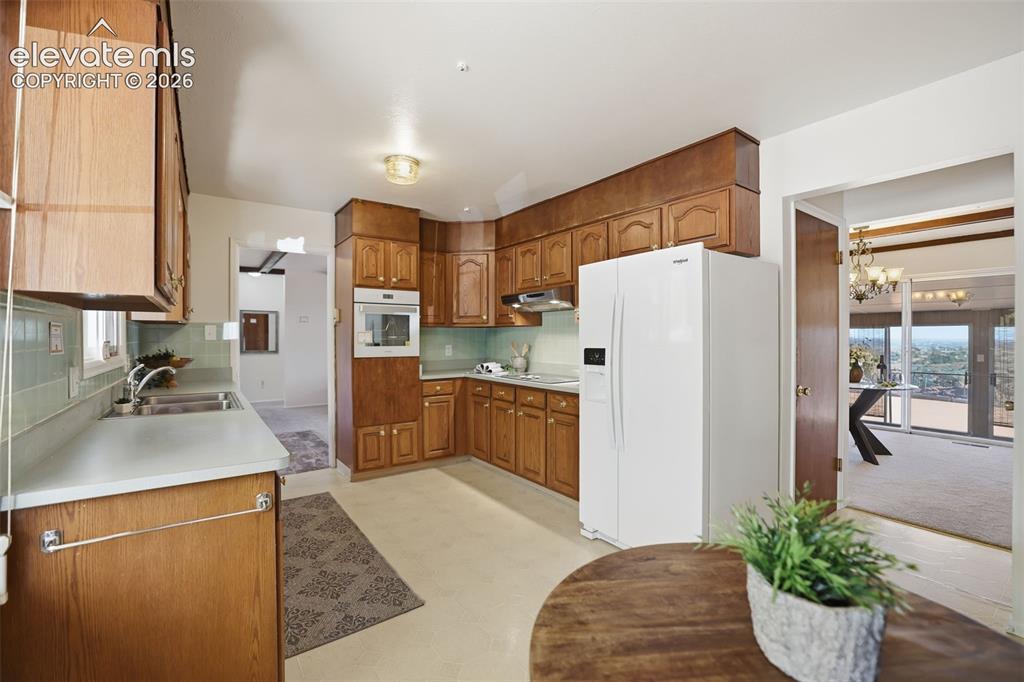 Image 9 of 44: Kitchen