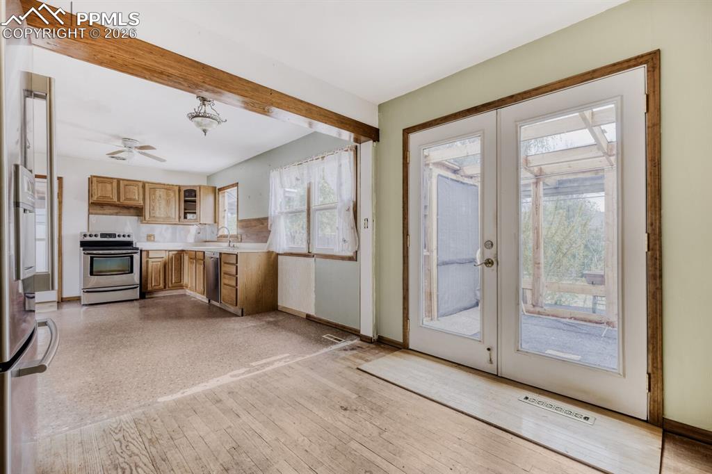 Image 10 of 28: Kitchen