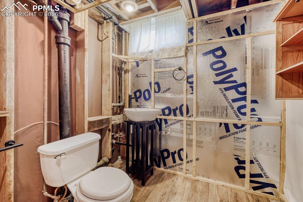 Image 13 of 28: Bathroom
