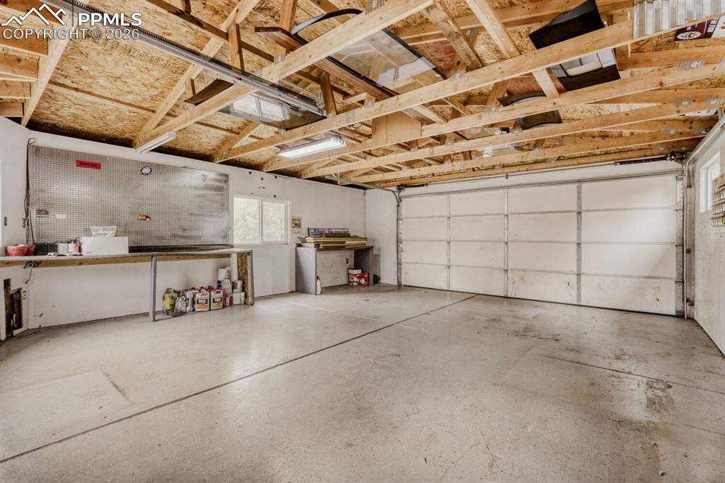 Image 25 of 28: Garage