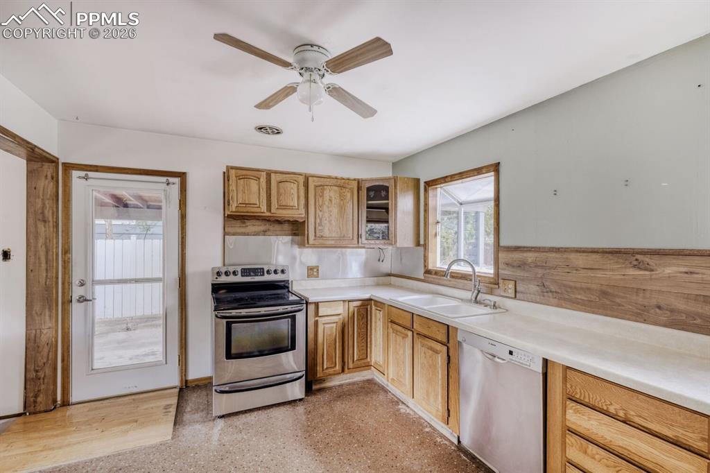 Image 7 of 28: Kitchen